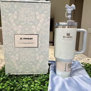 Stanley x LoveShackFancy Blue Tumbler 40
OZ alpine blue NIOB